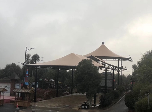 膜結(jié)構(gòu)雨棚如何做到防雷防震效果?